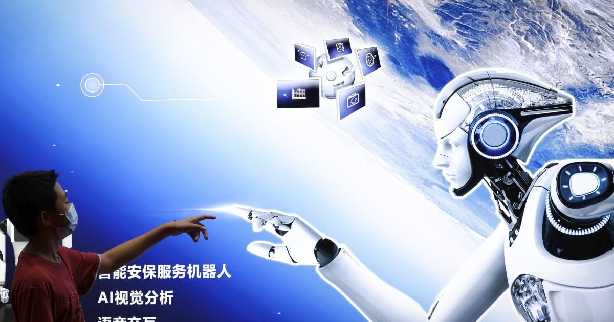 Un băiat arată spre posterul robotului cu inteligență artificială în timpul Conferinței Mondiale de Robotică 2022 de la Expoziția Internațională Etrong de la Beijing, pe 18 august 2022