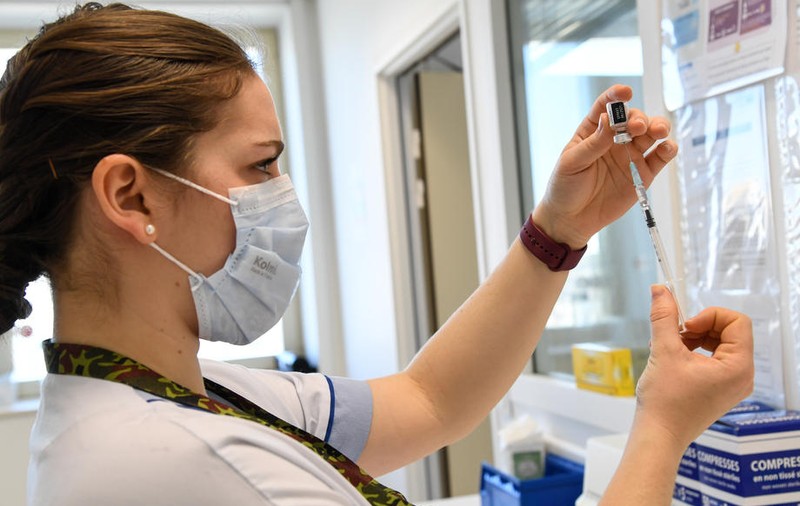 Franța a vaccinat din greșeală 140 de oameni cu ser fiziologic în locul unei doze de Pfizer
