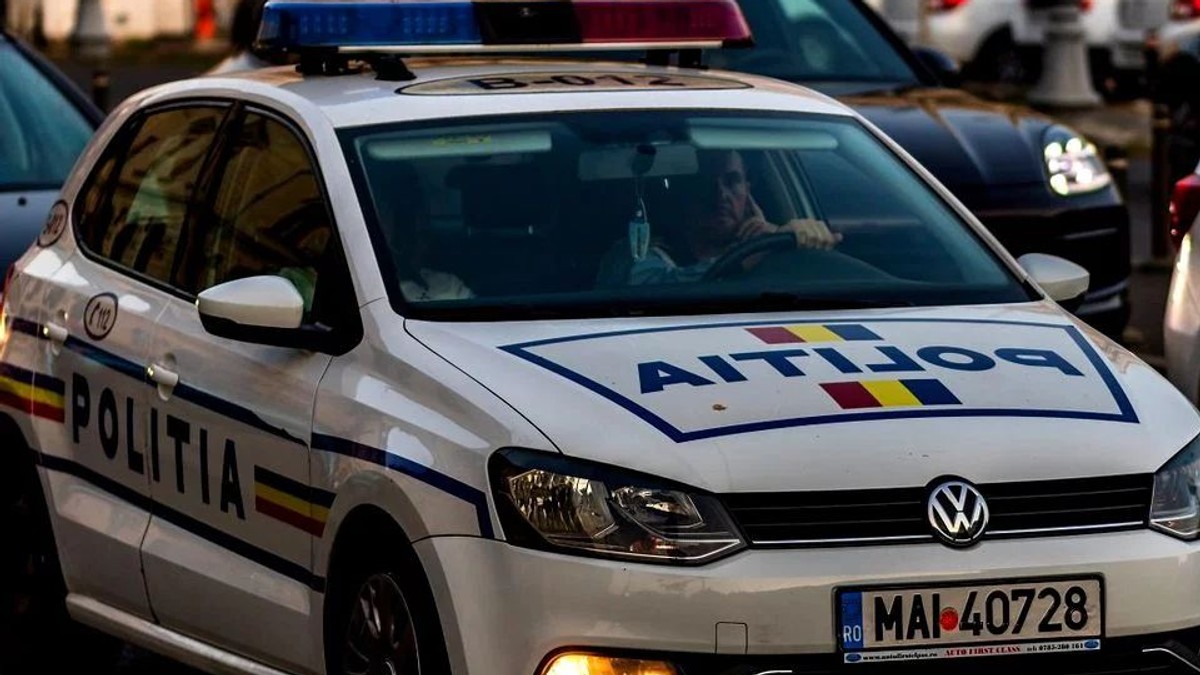 Individul a furat o mașină de Poliție chiar din curtea secției din localitatea Vânju Mare. Omul nu se află la prima nelegiuire. La începutul lunii decembrie, a furat un autoturism din parcarea unui hotel din Drobeta Turnul Severin, după ce s-a dat drept garda de corp a unui manelist,