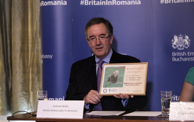VIDEO/Andrew James Noble, noul ambasador britanic la București, a adoptat un urs din rezervația de la Zărnești. L-a botezat Hansel