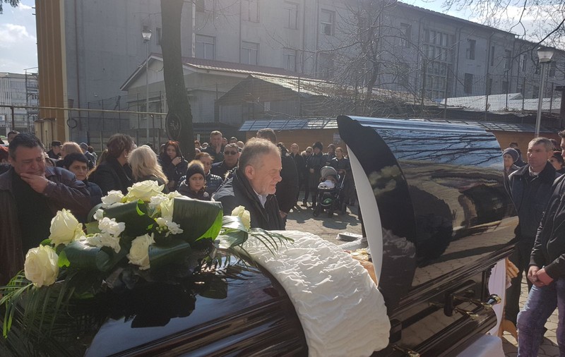 FOTO/ Liderul țiganilor din Moldova, înmormântat la Vaslui. La procesiune au fost mii de oameni, iar traficul a fost perturbat