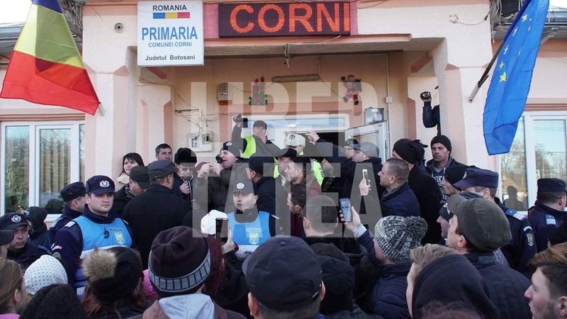 Sute de localnici s-au adunat în fața Primăriei din Corni ca să protesteze