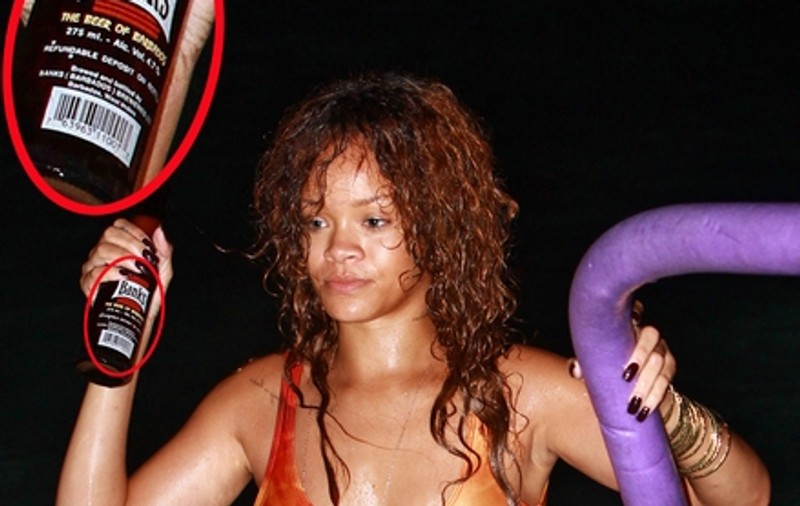 Foto | Cine a pus cârciuma-n drum? Rihanna, cherchelită în mare