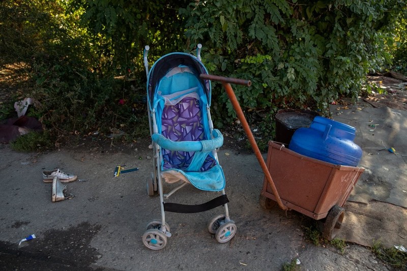 Bidonul cu apă și căruciorul care plimba copiii