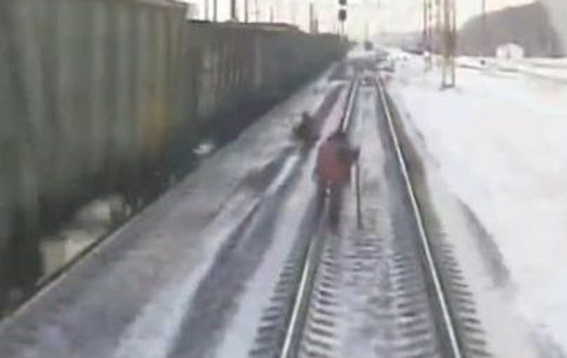 Uite cum a sfârşit un muncitor de la căile ferate din Ucraina sub roţile trenului! | VIDEO ŞOCANT