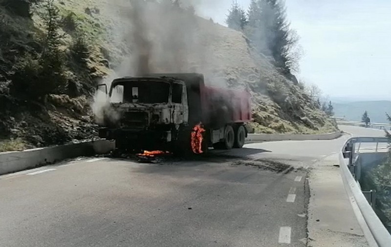 Un camion s-a făcut scrum în drumul spre cabana Peștera. Au intervenit pompierii și jandarmiii montani