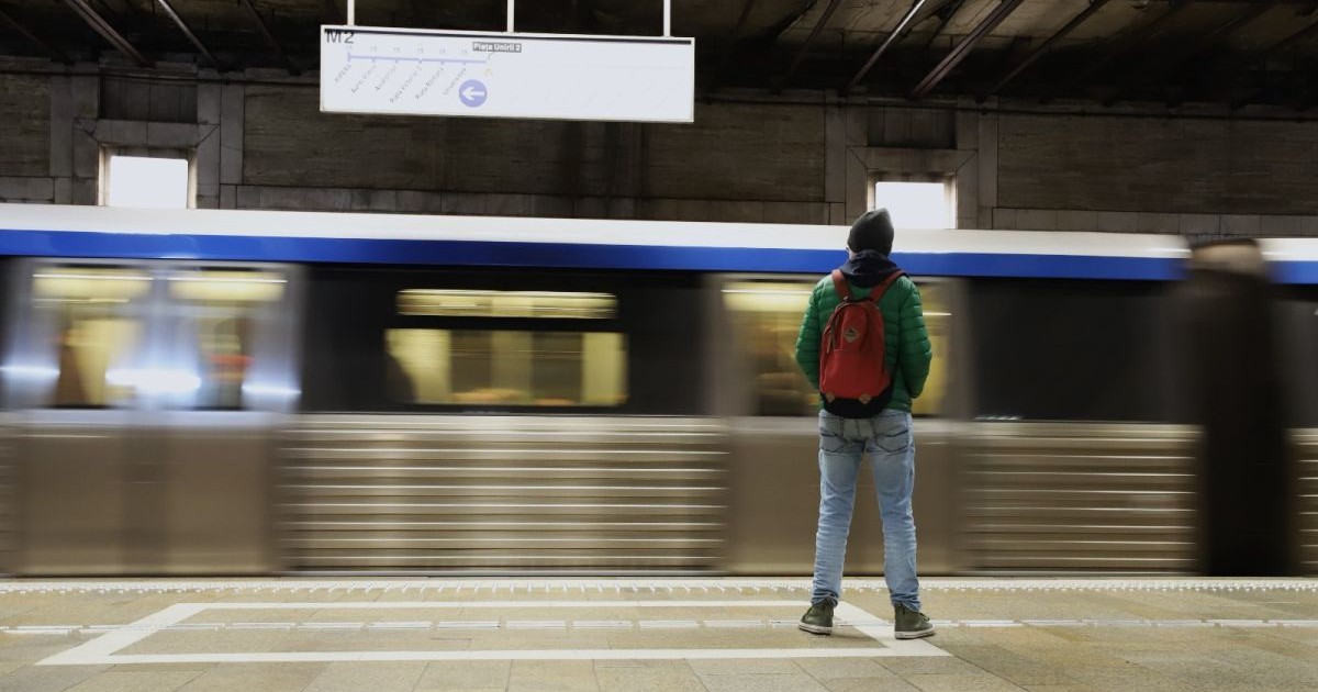 Un bărbat fotografiat cu spatele stă în fața unui tren de metrou în stația Unirii, în București, 7 ianuarie 2026