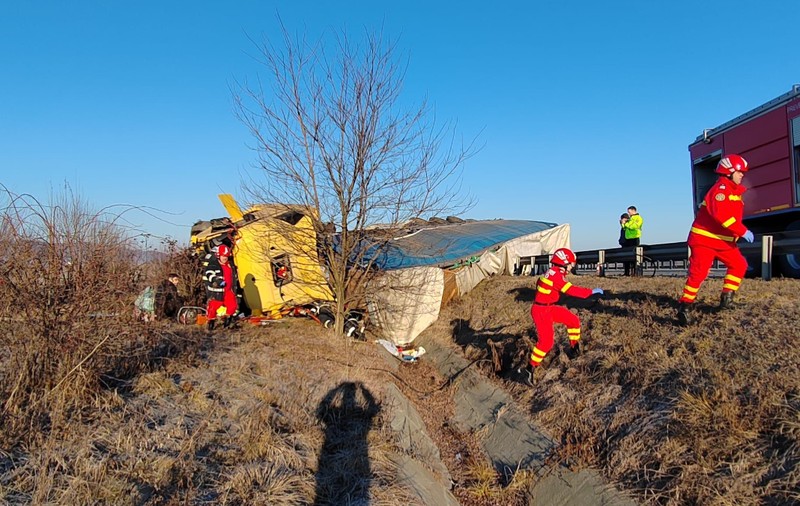 Accident rutier pe autostrada A1, pe sensul Sebeș - Sibiu. Un TIR a lovit o autoutilitară staționată pe banda de urgență