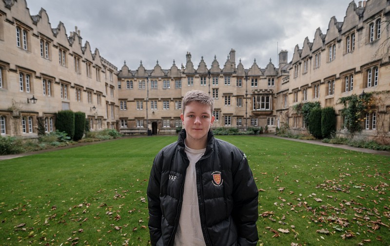 Un tânăr din România crescut în UK, ajuns student la Oxford: „Dacă nu veneam în Anglia, probabil nu mă duceam la universitate”