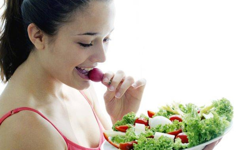 Eşti la dietă? Iată 10 reguli pentru a mânca corect şi fără restricţii