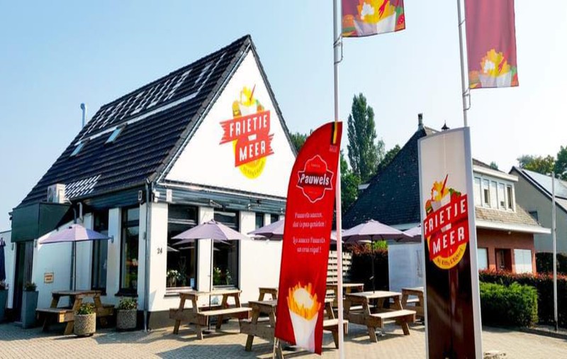 Doi români au preluat un fast-food din Belgia și vând sarmale și mici cu cartofi prăjiți