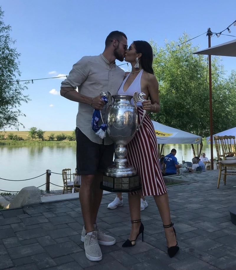 Un moment de tandrețe sportivă pe marginea lacului