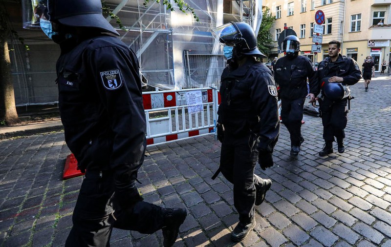 1.500 de persoane au demonstrat la Hamburg pentru George Floyd. Poliţia germană a încercat să disperseze un miting