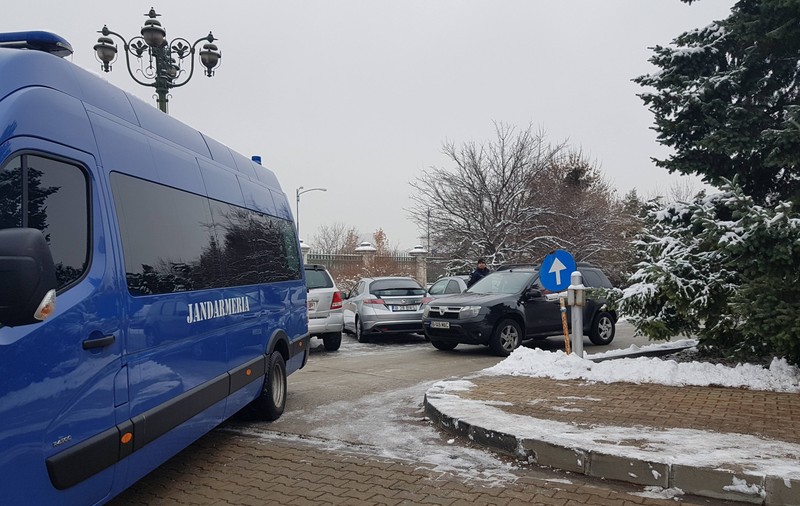 Atacul Opoziției de la tribună, după ce Palatul Parlamentului a fost ”ocupat” de jandarmi: ”Uitaţi ce păţeşte o tânără în România, iar jandarmii stau în Parlament să apere penalii”