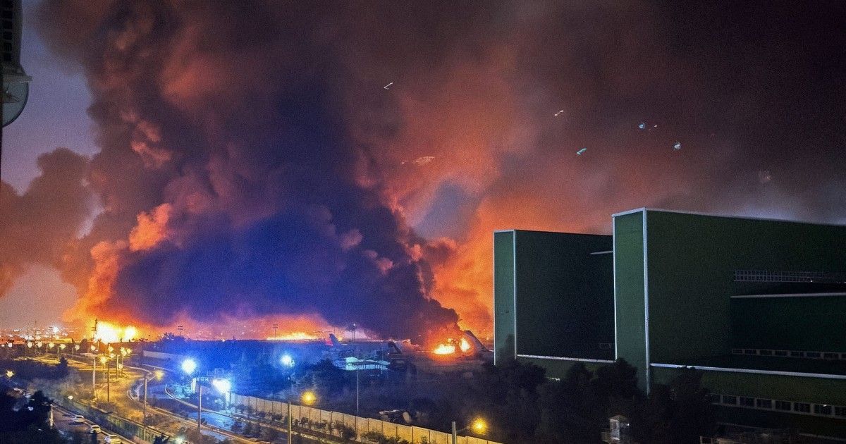 Foc și fum dens într-un aeroport.