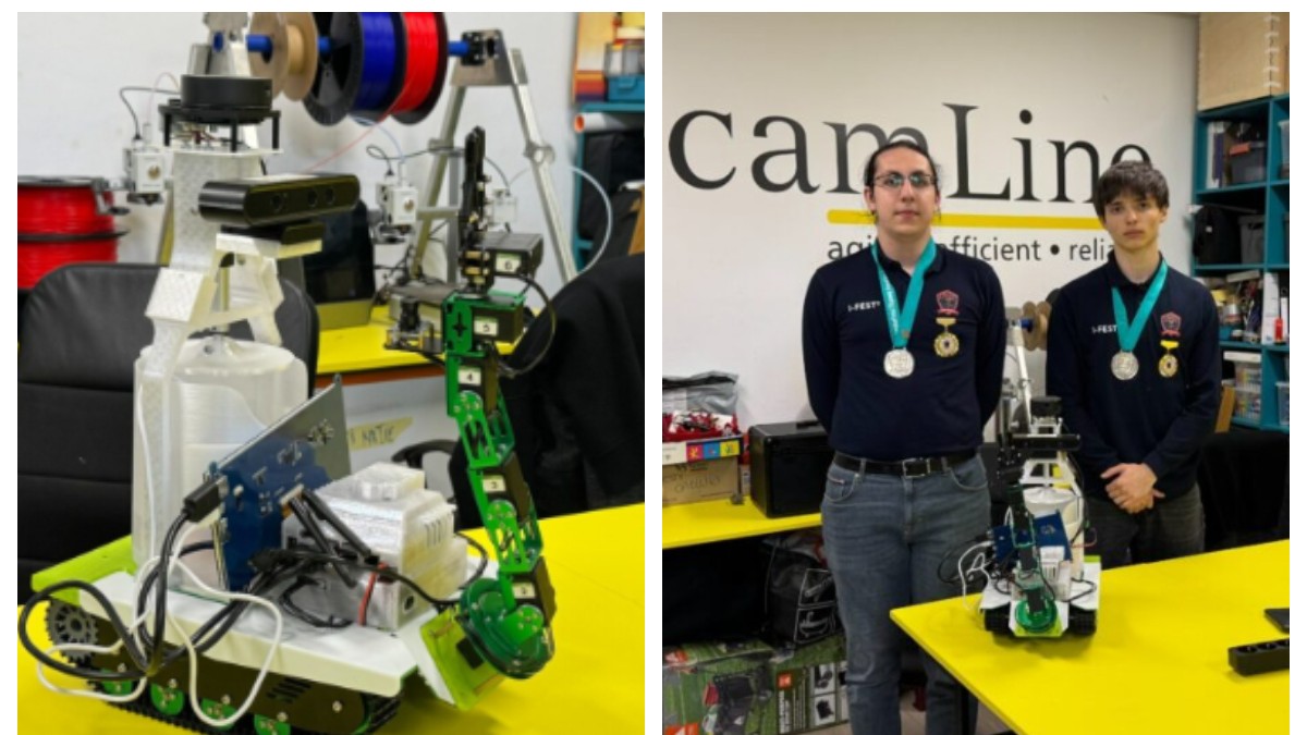 În prima imagine este ilustrat un robot care stă pe o masă galbenă. În partea dreaptă apar doi elevi, care au medalii la gât și sunt îmbrăcați în bluze negre.