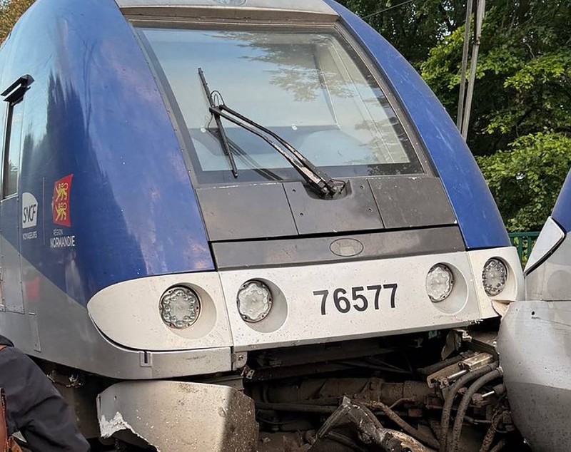 Un tren cu 186 de pasageri a sărit de pe șine și s-a răsturnat, în Franța. 44 de oameni au fost răniți