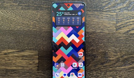 Motorola Razr 60 Ultra este un adevărat telefon vârf de gamă care vine în format pliabil „flip”. Foto: Claudiu Râpan / Libertatea