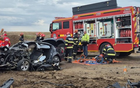accident rutier între Pașcani și Brătești, 23 sept 2026 - locul unui accident grav pe un teren de pământ, unde un autoturism complet distrus și zdrobit se află lângă o autospecială mare de pompier
