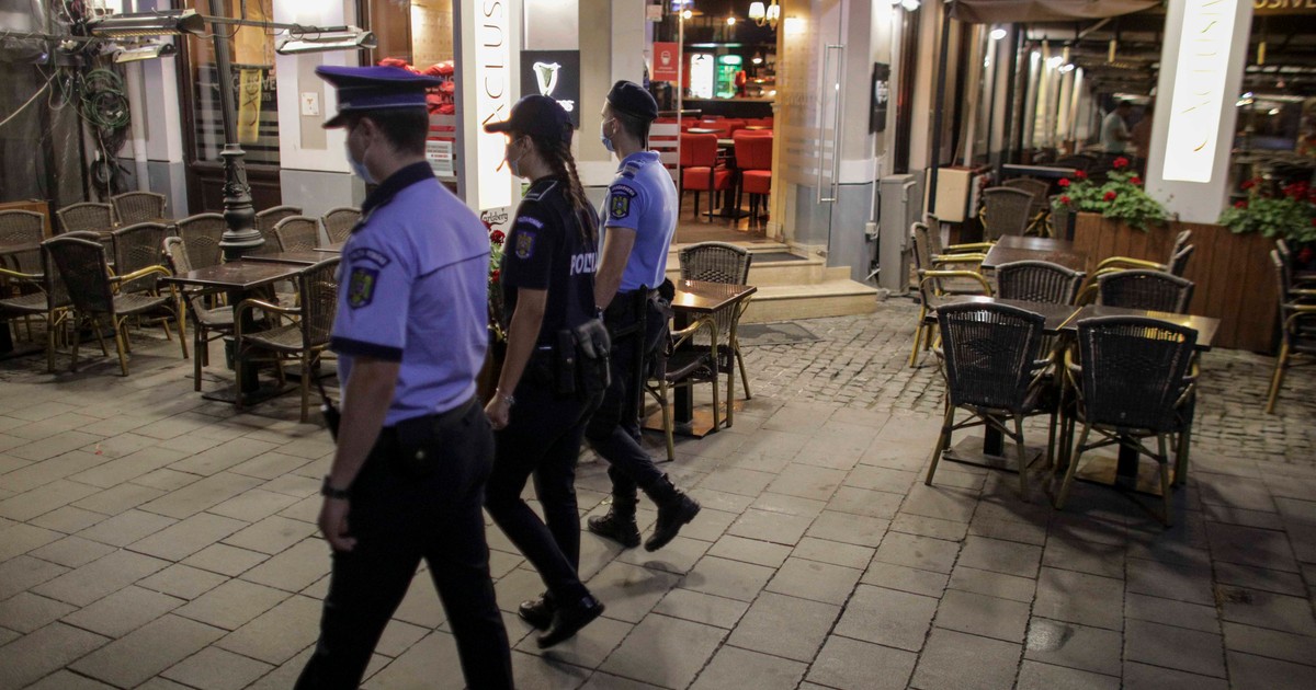 Ce s-a întâmplat aseară în Centrul Vechi, după ora 23:00, când s-au închis terasele. Polițiștii și jandarmii au fost în control Foto: ©Inquam Photos / Octav Ganea