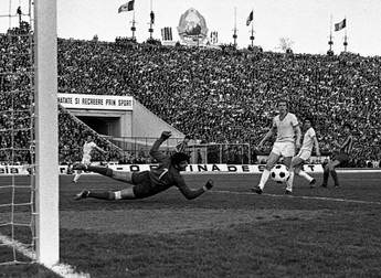 Rică Răducanu într-un meci cu Steaua pe vechiul stadion „23 August”