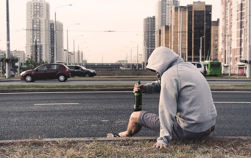 Un individ beat și adormit în mijlocul drumului, ucis de un șofer în Galați