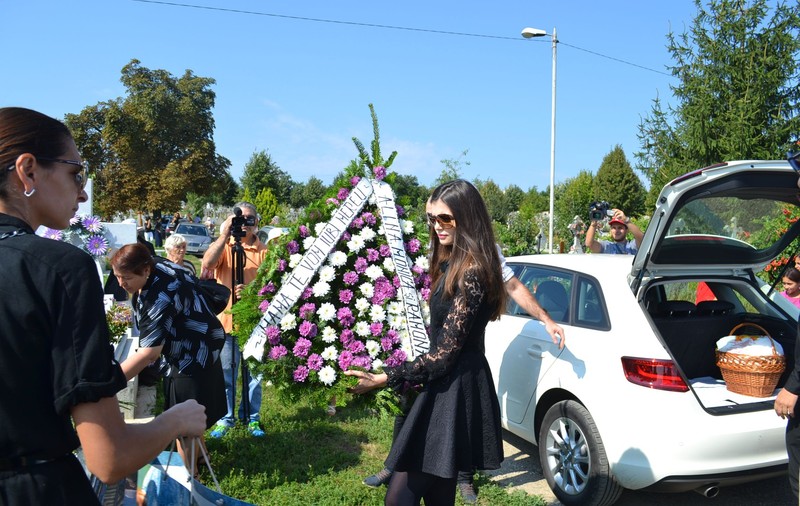 Jale mare la parastasul mamei surorilor Gabor. Tatăl Monicăi a întârziat la slujbă