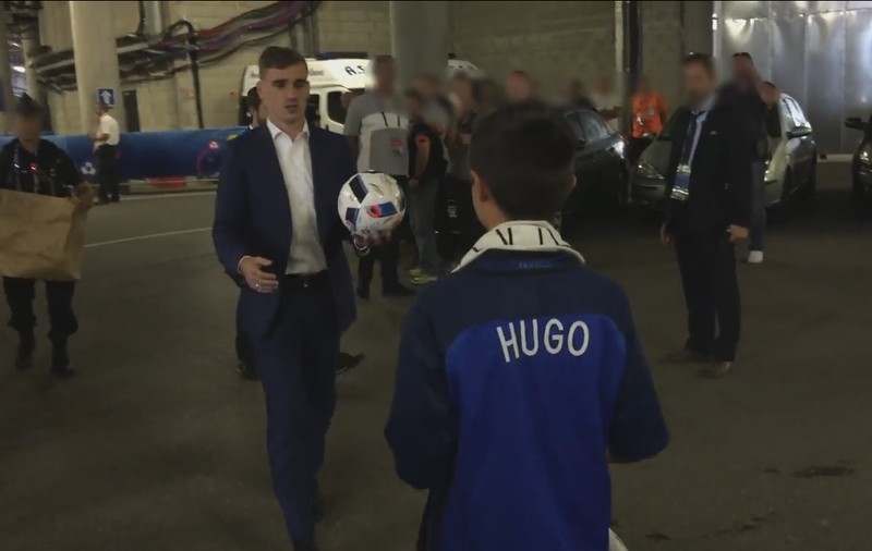 Euro 2016. Griezmann i-a făcut cadou mingea de la meciul cu Irlanda copilului polițistului ucis în Magnanville / VIDEO