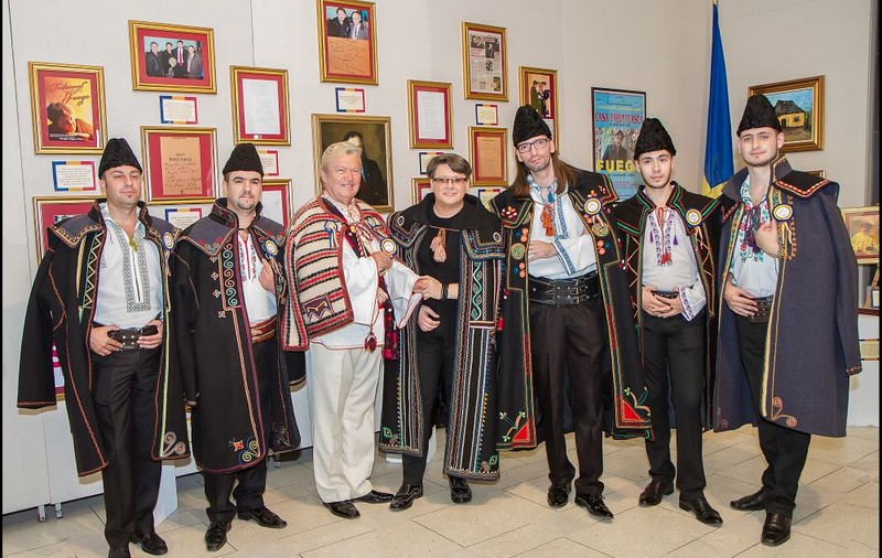 Fuego: „Am uitat ce înseamnă să fim români!”. Imagini spectaculoase de la expoziția de pictură a artistului Paul Surugiu de la Palatul Parlamentului