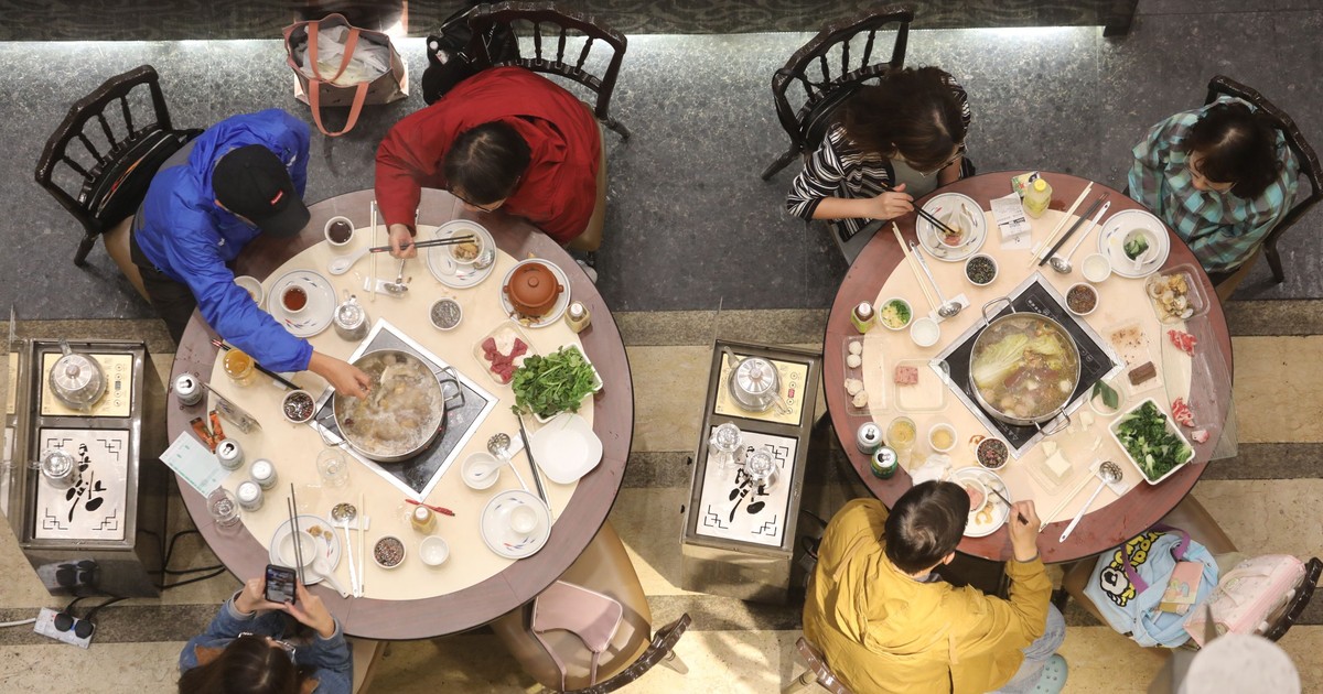 Cină publică la un restaurant din Tsing Yi. Imagine cu caracter ilustrativ. Foto Hepta