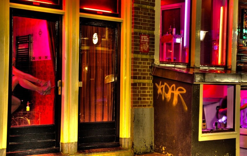 Trei români arestaţi în Amsterdam, după ce un om a murit în Cartierul Roșu