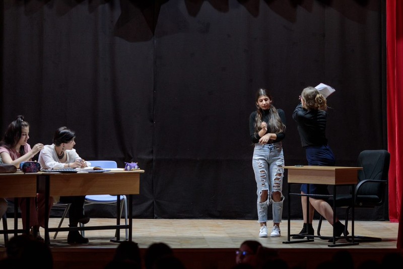 Elevi, pe scena Colegiului „Gheorghe Lazăr”, jucând într-o piesă despre bullying | Foto: Vlad Chirea