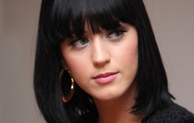 Katy Perry spune că nu e însărcinată!