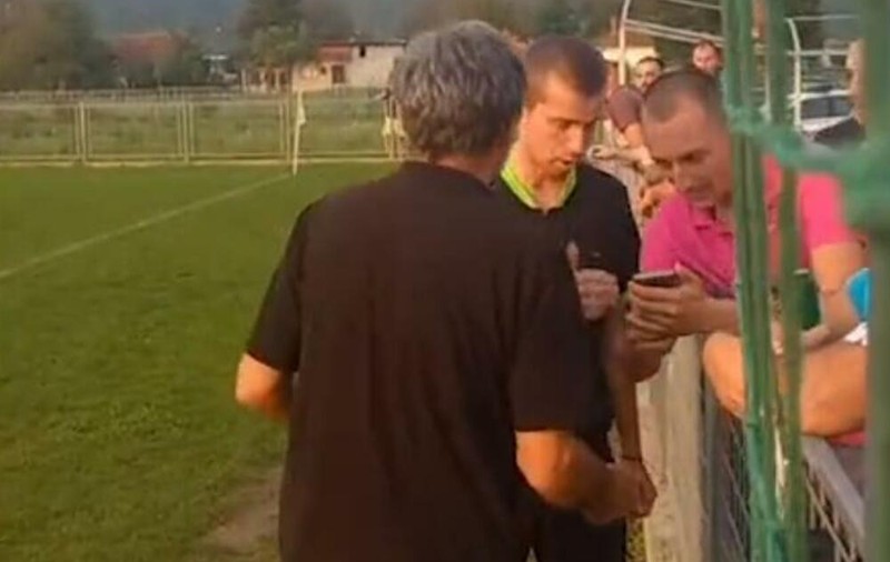 Un arbitru a anulat un gol pe baza filmării de pe telefonul mobil al unui spectator, în Serbia. Ce sancțiune a primit