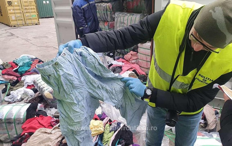 Aproape 77 de tone de haine second-hand degradate, aduse din Canada, descoperite în Portul Constanţa