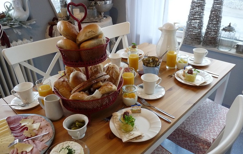 EXCLUSIV/ Ce le mai trece prin cap hotelierilor! „Taxă pe ce nu mănânci”, cu dedicație pentru turiștii români care fac pagubă