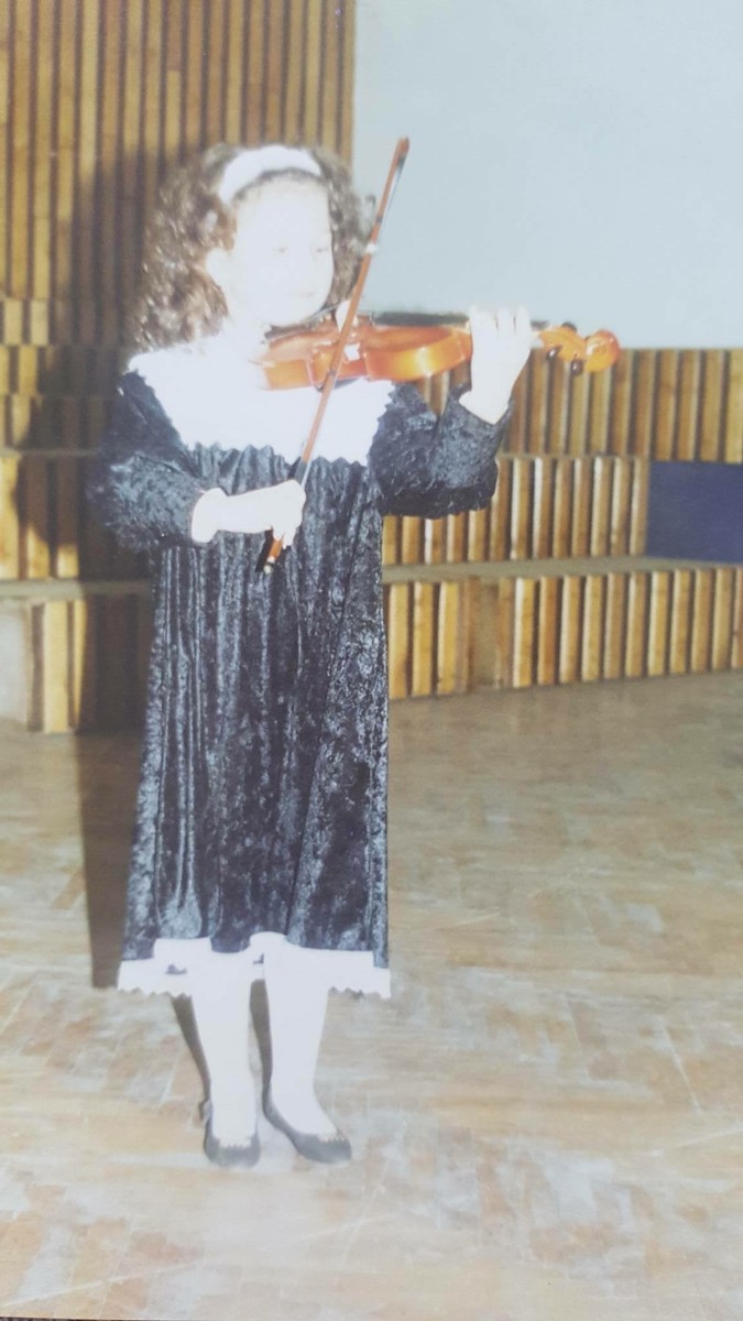 Ami, cântând la vioară, în copilărie