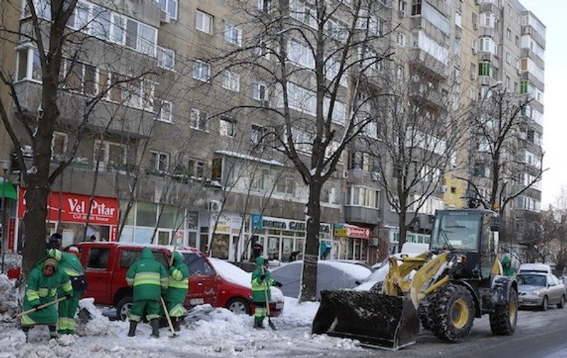 Utilaje de deszăpezire trimise din Bucureşti către Buzău