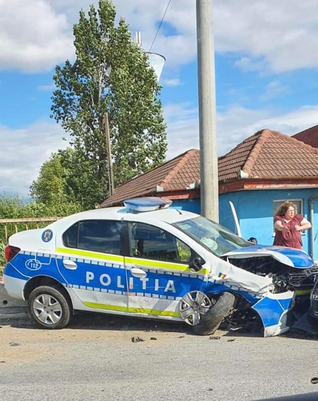 Maşină de poliţie, implicată într-un accident rutier în Hunedoara. Trei persoane, printre care şi un poliţist, rănite