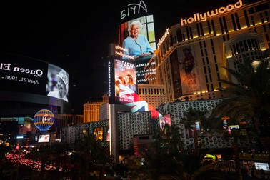 Portretul reginei Elisabeta a II-a a fost proiectat joi seară pe panourile publicitare ale cazinourilor din Las Vegas. Foto: Profimedia