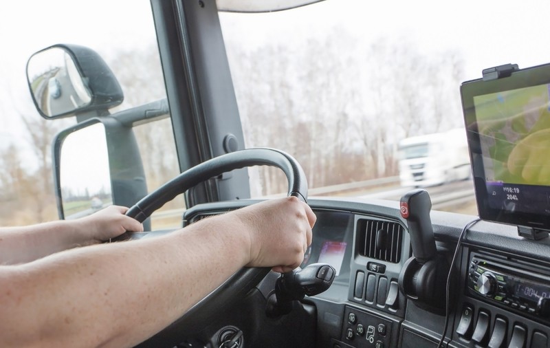 Un șofer român de TIR a plecat din țară luni și a condus 31 de ore în loc de 10, ajungând în Germania, unde poliția l-a pus să se odihnească