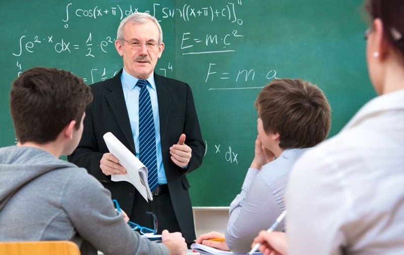 VIDEO/Cum arată o oră de matematică atunci când înlocuiești tabla și creta cu calculatorul. Ministerul Educației a aprobat primul auxiliar digital