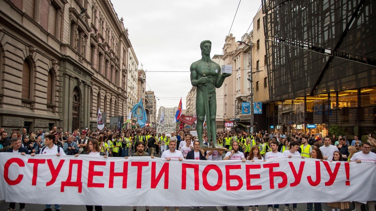 Coloană de studenți la depunerea semnăturilor pentru alegerile parlamentare din Serbia Sursa foto: Profimedia