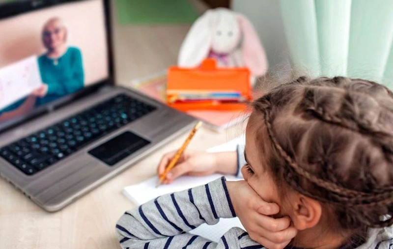 „În școala online, atenția copiilor se împarte în ecrane”. Câtă nevoie mai este astăzi de cărțile tipărite?