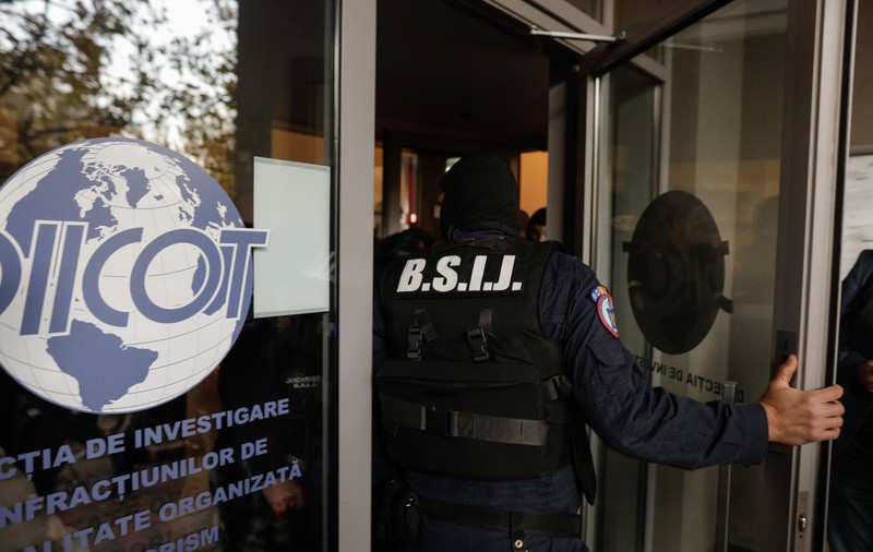 Un fost angajat MAI și un colonel în rezervă, acuzați că au pus bazele unei ample rețele de trafic de migranți. Şeful de la Imigrări Caraş-Severin, dus la audieri