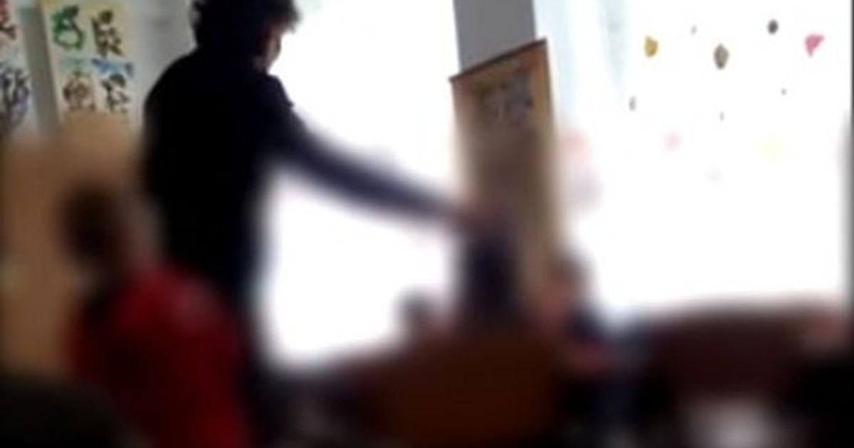 Educatoarea din Vrancea filmată când lovea copii a fost achitată