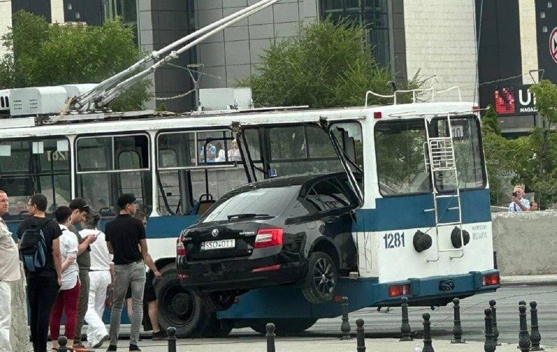 Accidentul cu o mașină înfiptă într-un troleibuz în centrul orașului Chișinău, explicat cu video de Primăria din capitala Moldovei