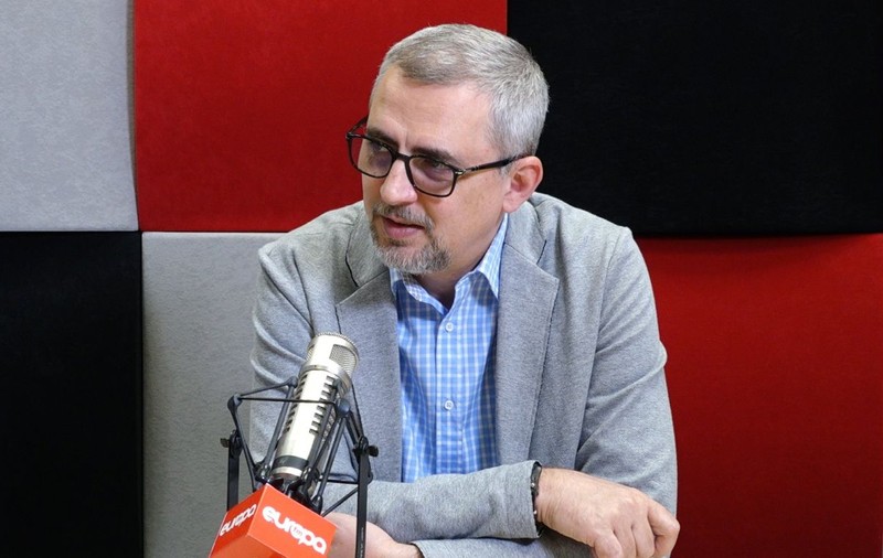 Vlad Petreanu, la Europa FM: „Domnul general Ciucă ar fi plecat liniștit la luptă dacă avea un șef de Stat Major impostor și incompetent ca ministrul Florin Roman?”