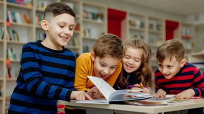 un grup de elevi la scoala in timp ce invata pentru bursa