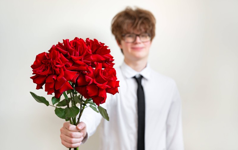 Florile, considerate cel mai sigur cadou, sunt cumpărate mai des de femei. 1 din 3 români spune că le oferă spontan, fără vreo ocazie specială